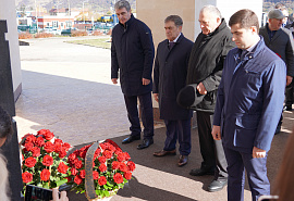 Память жертв депортации карачаевского народа почтили на траурном мероприятии в Карачаевске