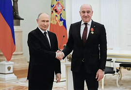 Президент России Владимир Путин вручил Главе Карачаево-Черкесии Рашиду Темрезову орден «За заслуги перед Отечеством» IV степени.