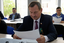 Спикер НС КЧР Александр Иванов и депутаты написали Диктант Победы