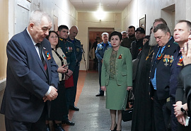 «Мы этой памяти верны». Депутаты приняли участие в церемонии открытия стенда памяти участников СВО в Центре образования №11