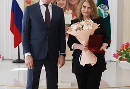 Труд, материнство и любовь к Родине. Глава КЧР Рашид Темрезов вручил государственные награды жительницам региона