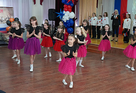 «Мы этой памяти верны». Депутаты приняли участие в церемонии открытия стенда памяти участников СВО в Центре образования №11