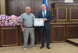 Более 50 жителей Карачаево-Черкесии награждены Почетной Грамотой Народного Собрания КЧР в преддверии Дня России