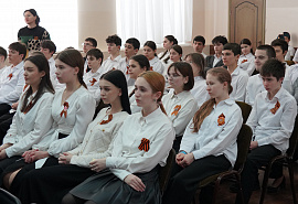 «Мы этой памяти верны». Депутаты приняли участие в церемонии открытия стенда памяти участников СВО в Центре образования №11
