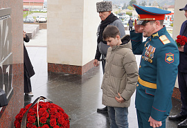В День возрождения карачаевского народа руководители республики почтили память жертв депортации