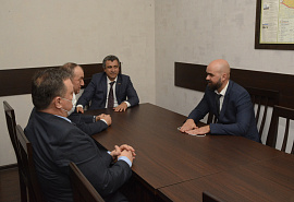 Кандидаты на должность Главы КЧР встретились с фракциями республиканского Парламента