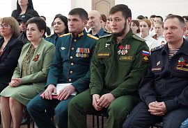 «Мы этой памяти верны». Депутаты приняли участие в церемонии открытия стенда памяти участников СВО в Центре образования №11