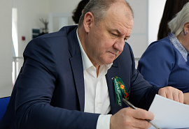Спикер НС КЧР Александр Иванов и депутаты написали Диктант Победы