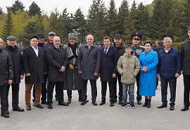 В День возрождения карачаевского народа руководители республики почтили память жертв депортации