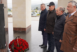 В День возрождения карачаевского народа руководители республики почтили память жертв депортации