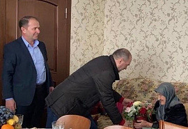 Депутаты поздравили с 90-летием долгожителей КЧР