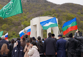 В День возрождения карачаевского народа руководители республики почтили память жертв депортации