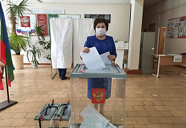Большинство депутатов КЧР пришли на избирательные участки в первые сутки трехдневного голосования-2021 