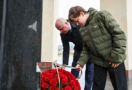 В День возрождения карачаевского народа руководители республики почтили память жертв депортации
